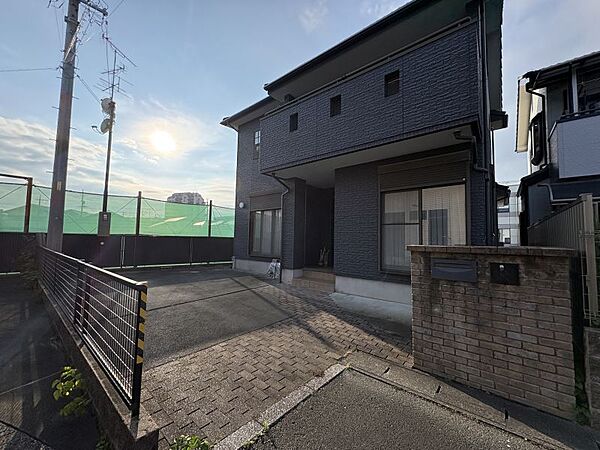 徒歩圏内にスーパー（ザ・ビッグ浜松萩丘店徒歩約5分）やドラッグストア等の商業施設が揃っており、毎日のお買い物にも便利な立地です！