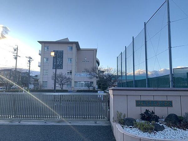 上島小学校まで　1260m　徒歩約16分●学校教育目標「夢を持ち、ともに伸びる子」　校訓「誠実」　自らの成長を実感できる子の育成を目指します。