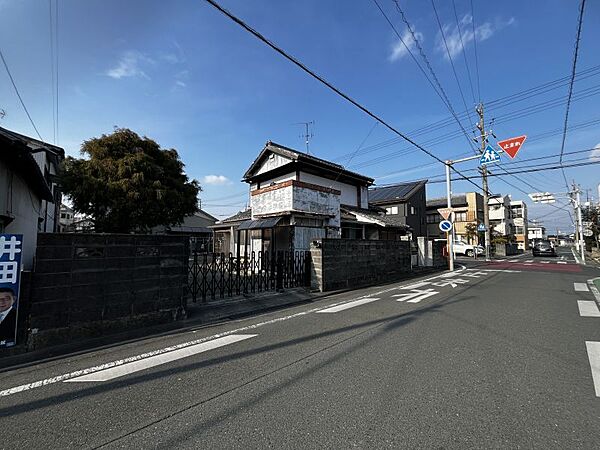 閑静で落ち着いた住宅地ながら、スーパーやドラッグストアなど商業施設も充実しており、住み良い立地です。(※解体前の写真です)