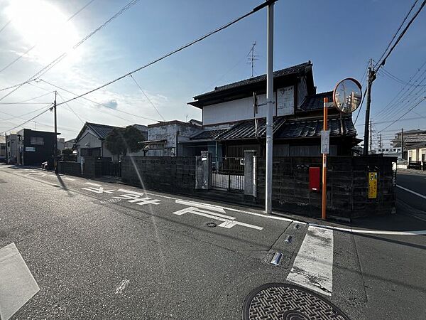 幼稚園、小学校、小児科病院、公園、全て徒歩7分以内で子育て世帯にもおすすめの土地です。(※解体前の写真です)