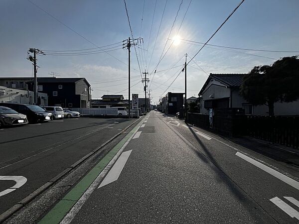 北側公道幅員約7.9m、東側公道幅員約6.5m。広々前面道路で車の出し入れもスムーズに。