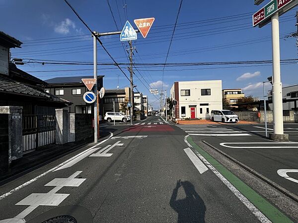 スーパーやドラッグストアも徒歩圏内にあり、毎日のお買い物も困りません。(※解体前の写真です)