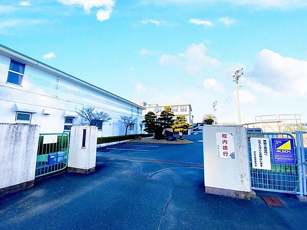 曳馬中学校まで　927m　徒歩約12分　学校教育目標「夢と希望と勇気を持って生きる生徒の育成」　自分らしさを大切にし、よりよい集団づくりに取り組む生徒の育成を目指します。