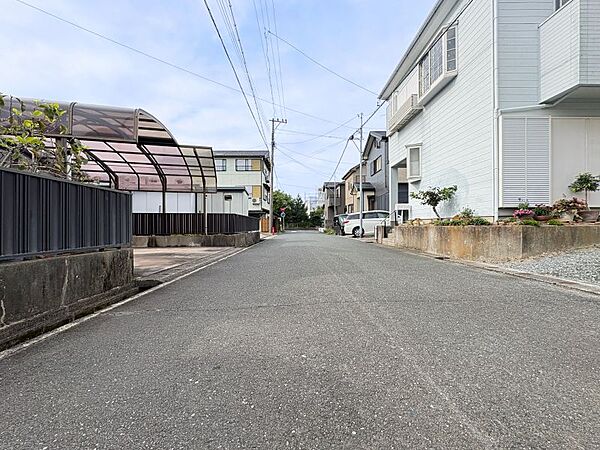 前面道路は約6mで開放感があり、車の出し入れや視界も良好です♪