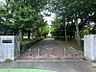 周辺：芳川公園まで　589m　徒歩約8分　緑が豊かな大きな公園です！アスレチックも豊富です！