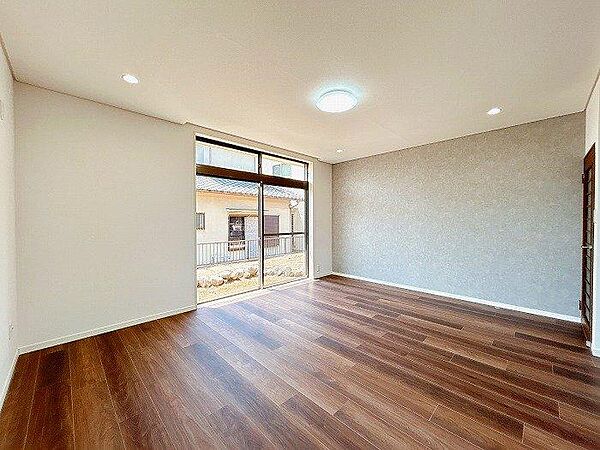 広々とした18帖のリビングスペース！家族が集まるのにも最適な空間です♪