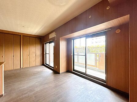 掃き出し窓から陽が入り明るいリビングです◎収納もあり日用品やプリンターなど沢山収納できます!