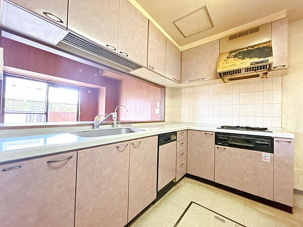 吊り戸棚付きのキッチン。調理器具など沢山収納できます◎