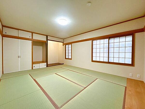 約10帖の和室。リビング横にあるため客間として、お子様の遊び場としても活用出来ます！