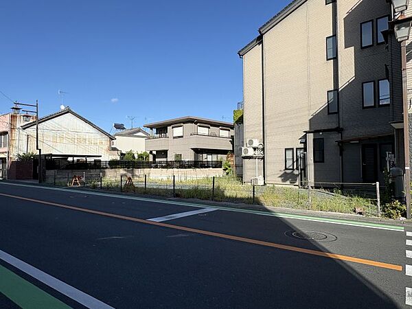 前面道路は広くいので車の出入りも楽々です！