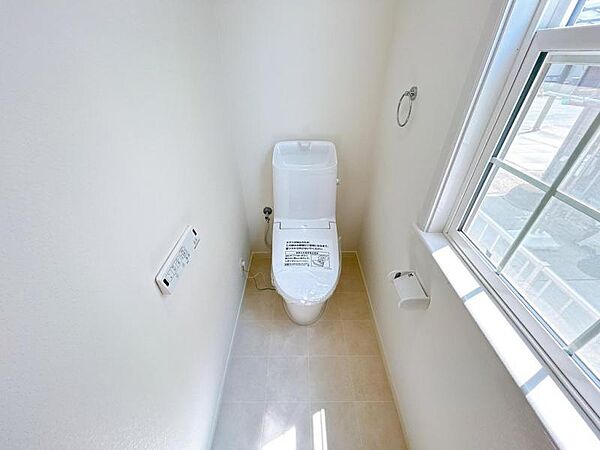 窓付きの明るいトイレは、自然光が差し込み、日中も快適にご利用いただけます◎