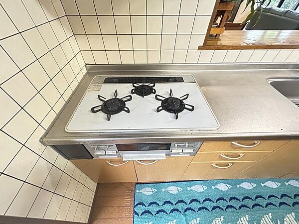 ガスコンロ3口です。1度にたくさんのメニューが作れます！
