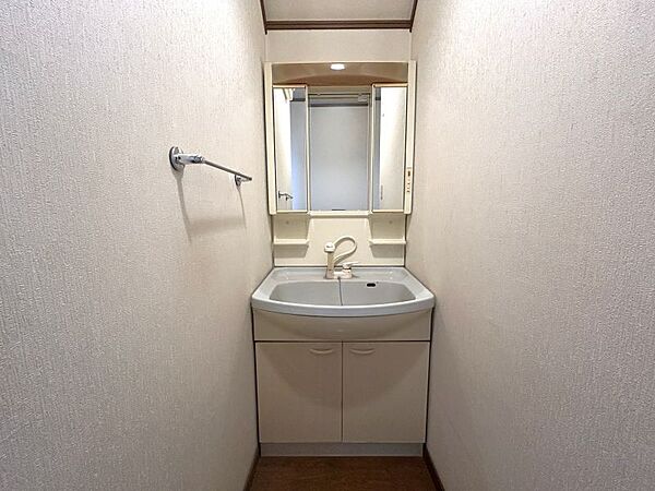 1階洗面化粧台。トイレ後の手洗いはもちろん、帰宅時の手洗いやお出かけ前の身だしなみチェックにも便利です！