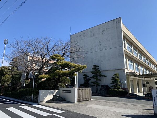 萩丘小学校まで　1175m　徒歩約15分●学校教育目標「いい顔　いい友　いい学校」　かけがえのない存在として尊重し合い、社会の中で自分の役割を果たす