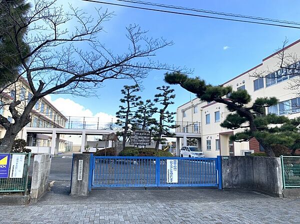 県居小学校まで　720m　徒歩約9分●学校教育目標「共に生き生きと学び続ける子」　自分の考えを持って主体的に他と関わることができる子の育成を目指します。