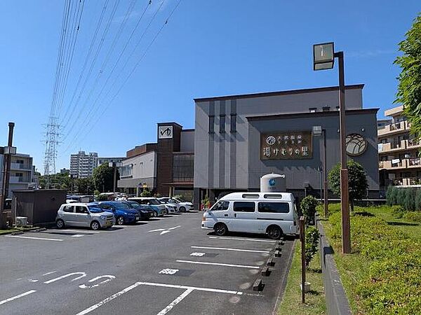 お風呂は全て天然温泉。 美肌に効果的な絹の湯、健康に良い高濃度炭酸泉、露天寝湯で季節の風を感じながら心ゆくまで楽しめます。