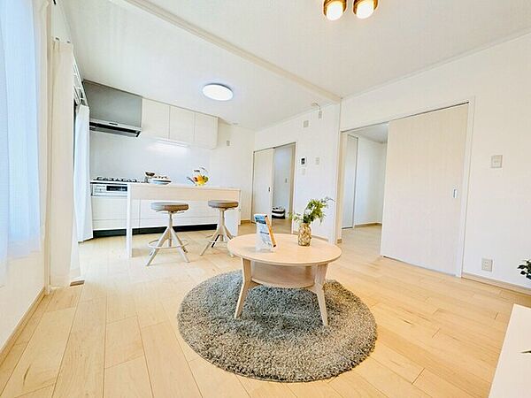 大きな窓からたっぷりと差し込む自然光が、やさしい木目のフローリングが部屋全体に柔らかな雰囲気をもたらしています。