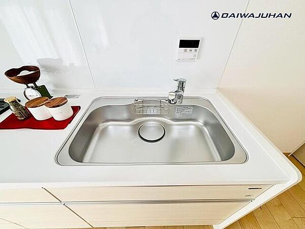 広々としたシンクが印象的なキッチン。無駄のないデザインが、日々の家事をスマートにサポートしてくれます。