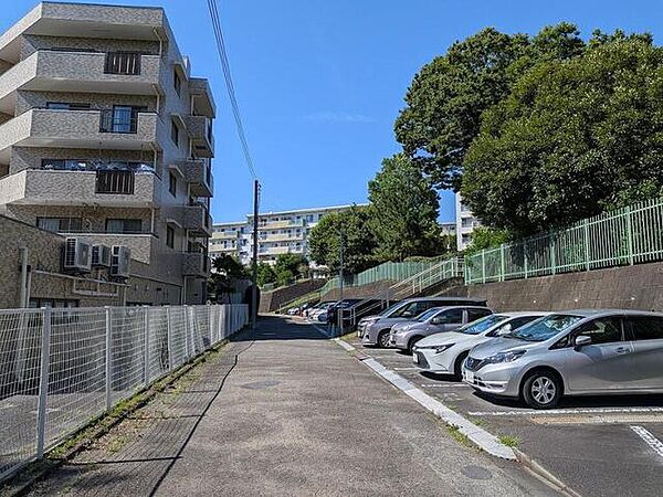 駐車場は月額5000円で利用が可能です。あざみ野周辺では他と違います。お得です。
