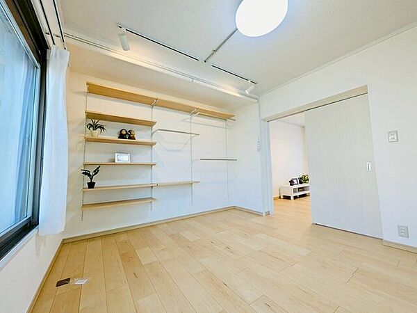 主寝室は余計な凹凸がないため、ライフスタイルに合わせたレイアウトが可能です。