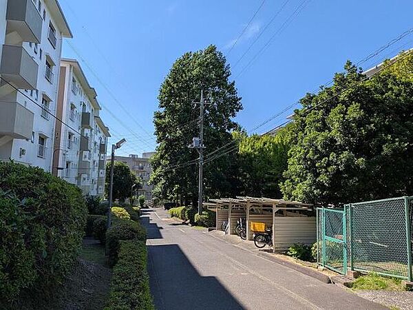 屋根付きの駐輪場・バイク置場も整然とルールを守って利用されています。