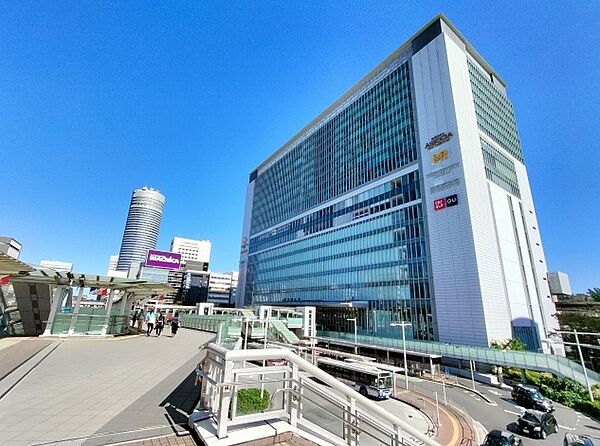 東海道新幹線・横浜線・相鉄・東急新横浜線が利用可能。品川駅へ約11分、東京駅へ約20分（新幹線利用）。都心への移動や出張・旅行にも便利です。