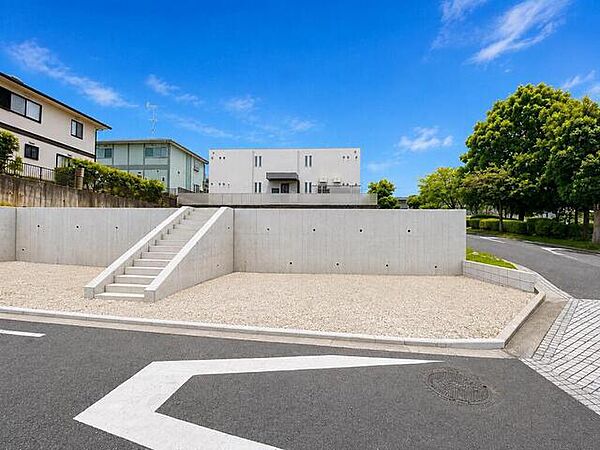 二方が道路に面した角地ならではの開放感。高低差を活かした敷地は、周囲からの視線にも配慮しやすく、プライベート感のある住まいづくりが楽しめます。(1区画)