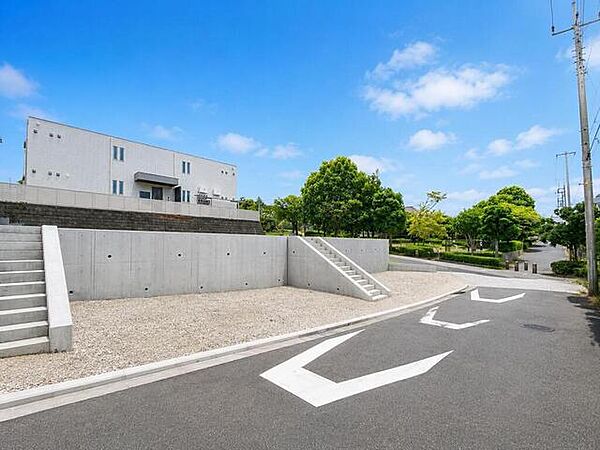 前面道路はゆとりがあり、車の出し入れもしやすい住環境。目の前には緑豊かな公園が広がり、住宅街でありながら開放感と自然を身近に感じられるロケーションです。