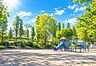 周辺：緑豊かで広い敷地を誇る公園が近く、休日のお散歩やスポーツ、お子様との遊具遊びに最適です。四季折々の自然を感じながらリフレッシュできる空間です。