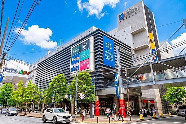 青葉台駅直結の「青葉台東急スクエア」。ファッションやインテリア、飲食店、食料品まで多彩な店舗が揃い、日々の買い物から休日の楽しみまで身近で叶います。