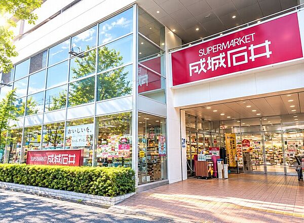 駅からの帰り道に寄れます。国内外のワイン、お惣菜、スイーツなどを豊富に取りそろえるスーパーマーケットです。日々の買い物はもちろん、こだわりの食材やちょっと特別な一品を探す際にも便利です。