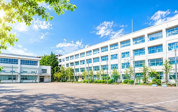 横浜市内でも数少ない制服のない中学校。自分らしいスタイルで学校生活を送れる、自由な校風が魅力のひとつです。