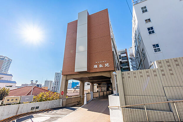 JR山手線「五反田駅」徒歩15分、東急池上線「大崎広小路駅」徒歩16分などマルチ路線利用可能。