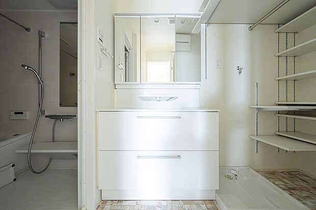 ■　洗面室　■　洗面台は、便利な収納付き三面鏡です。高さ調節が可能なシェルフ付きです！