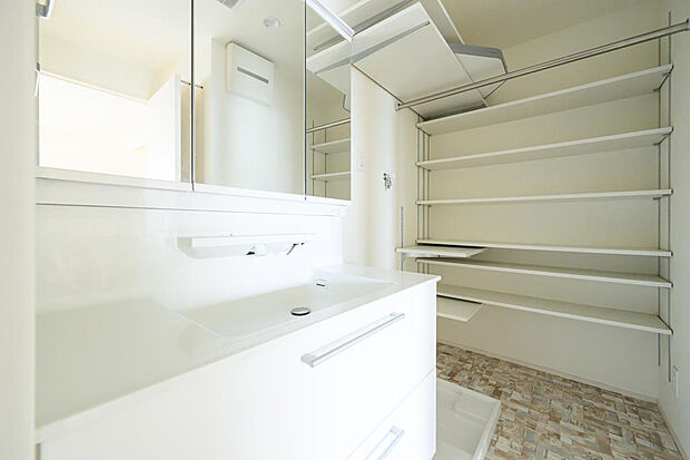 ■　洗面室　■　洗面台は、便利な収納付き三面鏡です。高さ調節が可能なシェルフ付きです！