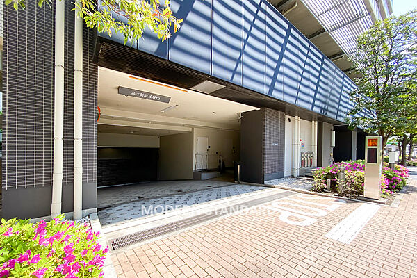 ■　駐車場出入口　■　空き状況はお問い合わせください。