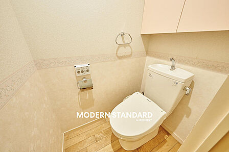 ■　トイレ　■　白でまとめられたトイレは清潔感があります。