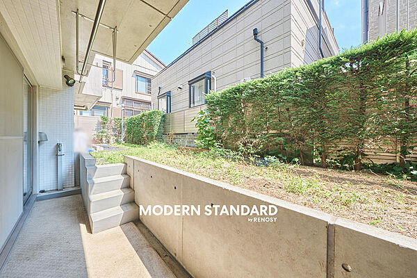 ■　庭　■　専用庭付き住戸のため、戸建て感覚の開放感とプライベート性を享受できます。