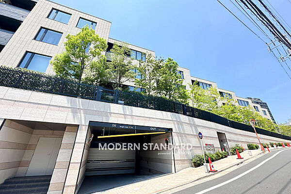 ■　外観　■　緑豊かな第一種低層住居専用地域に立地しています。