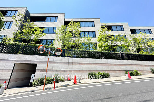 ■　外観　■　都心の喧騒から一歩離れた住環境です。
