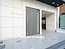 エントランス：■　エントランス　■　落ち着いた雰囲気のエントランスです。オートロックシステムを採用し、日々の生活を守ります。