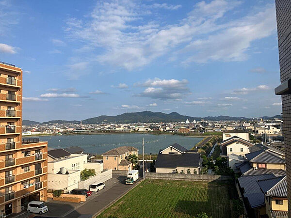 湖と山並みを望む爽快な景色。四季の移ろいを感じられる贅沢なロケーション。
