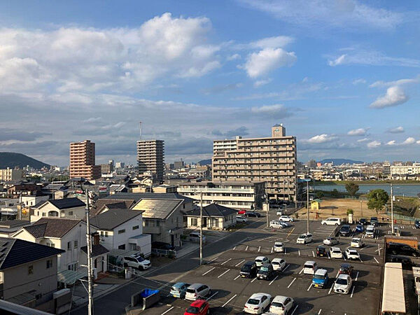 街並みを見渡す見晴らしの良さ。日々の暮らしに開放感と高揚感をもたらします。