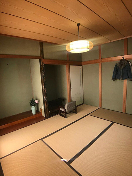 木の温もりに包まれた和室は、客間や趣味部屋に最適。床の間が上質な雰囲気を添え、落ち着きある時間を過ごせる住空間が整っています。