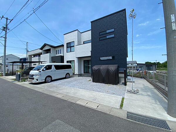スタイリッシュなツートン外観が街並みに映える住まい。広い前面スペースで駐車も余裕。家族の新しい毎日に寄り添います。