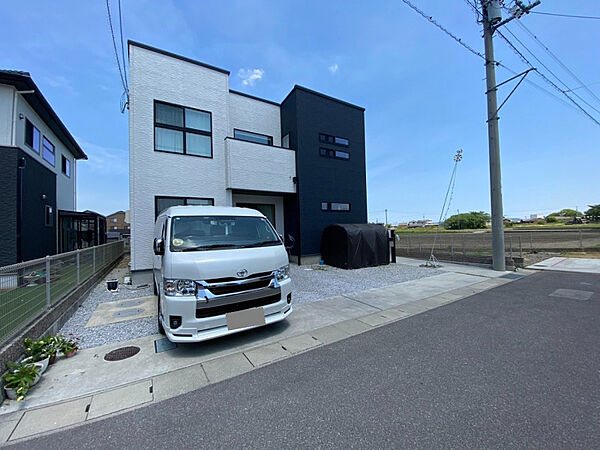 前面にゆとりの敷地を確保し、車の出し入れもスムーズ。モダンな外観と日当たりの良さが快適な暮らしを演出します。