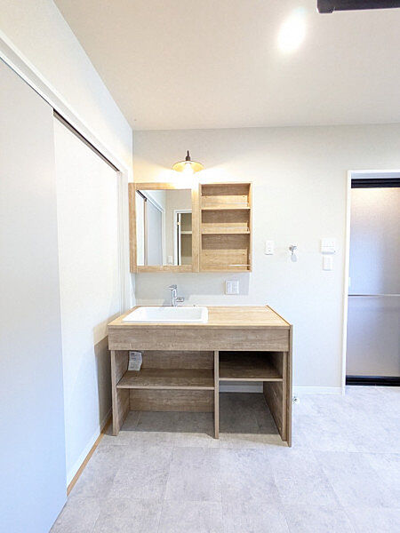 温かみのある造作洗面台。収納棚付きで身支度しやすく、朝の準備もスマートにこなせます！