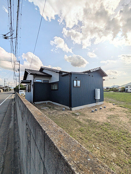 周囲はのどかな景色が広がるロケーション。自然の風を感じながら、穏やかな日常を満喫できます！