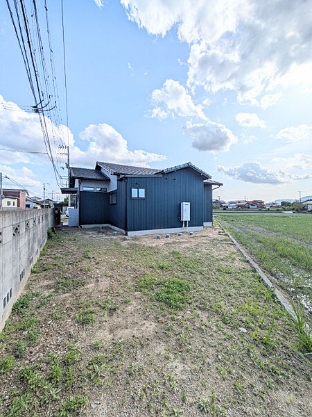 ゆとりの駐車スペースを確保。荷物の積み下ろしもスムーズで、来客時にも安心の広さです！