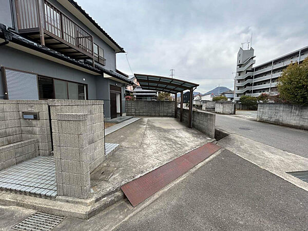 屋根付きカーポートで雨の日も安心。出入りしやすい間口で、毎日の車移動が快適です。
